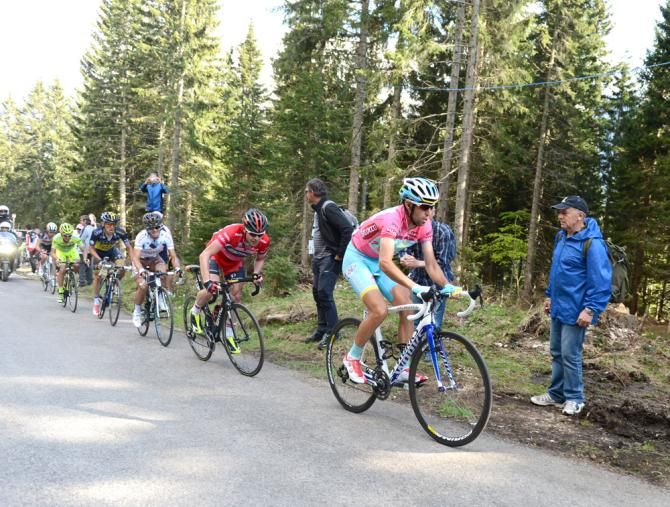 Cadel Evans (BMC) follows Vincenzo Nibali (Astana)