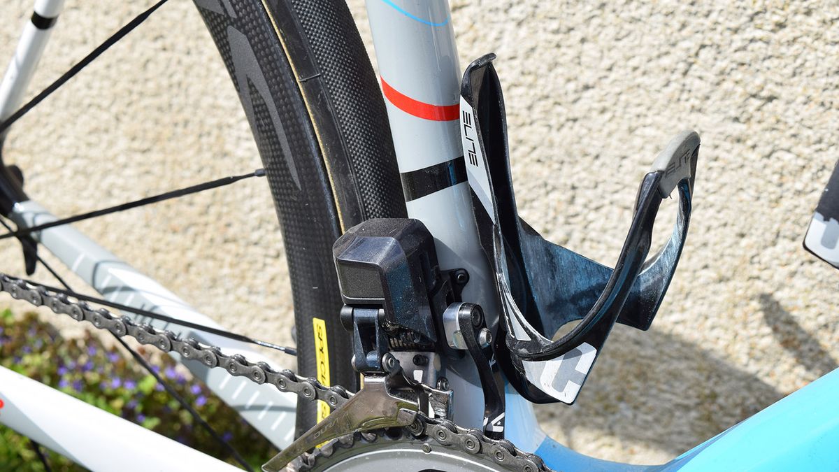 Elite Cannibal bottle cages secure the bidons over the cobbles, while here you can also see more of the velodrome inspired design on the seat tube