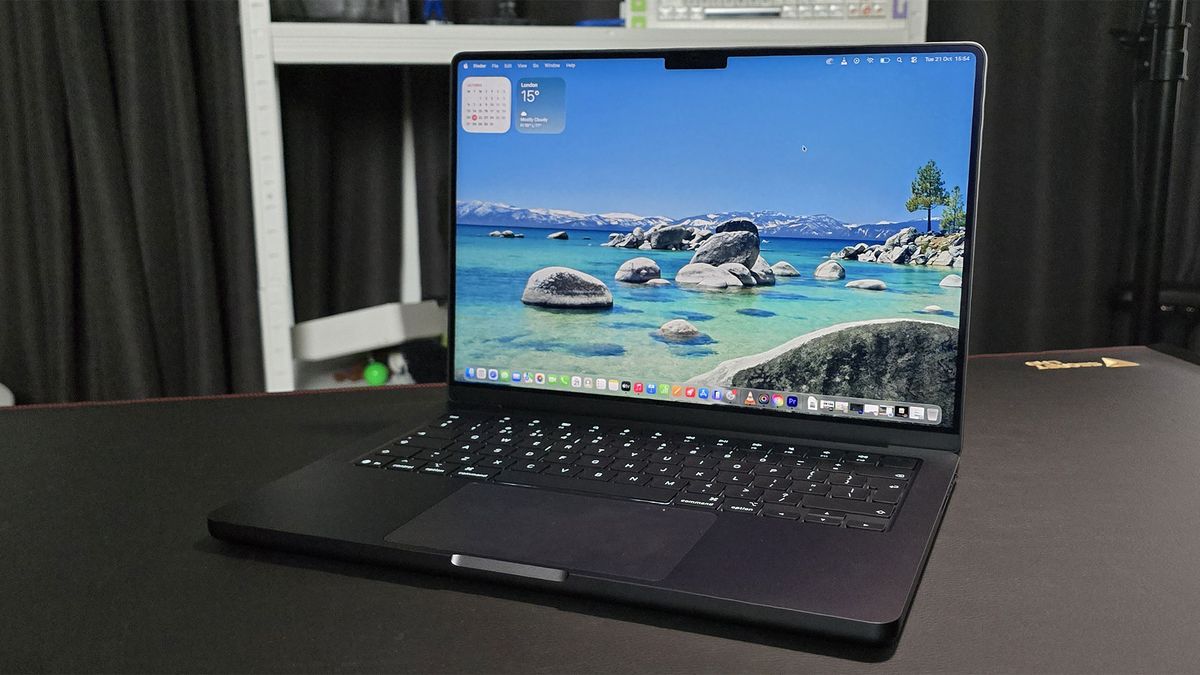 Apple MacBook Pro 14-inch (M5, 2025) in recording studio