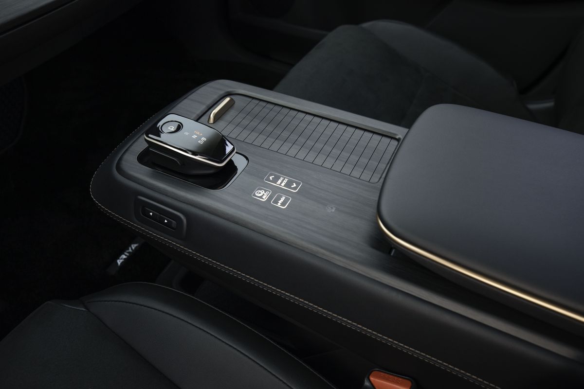 Nissan Ariya 2022 electric SUV &mdash; interior 3