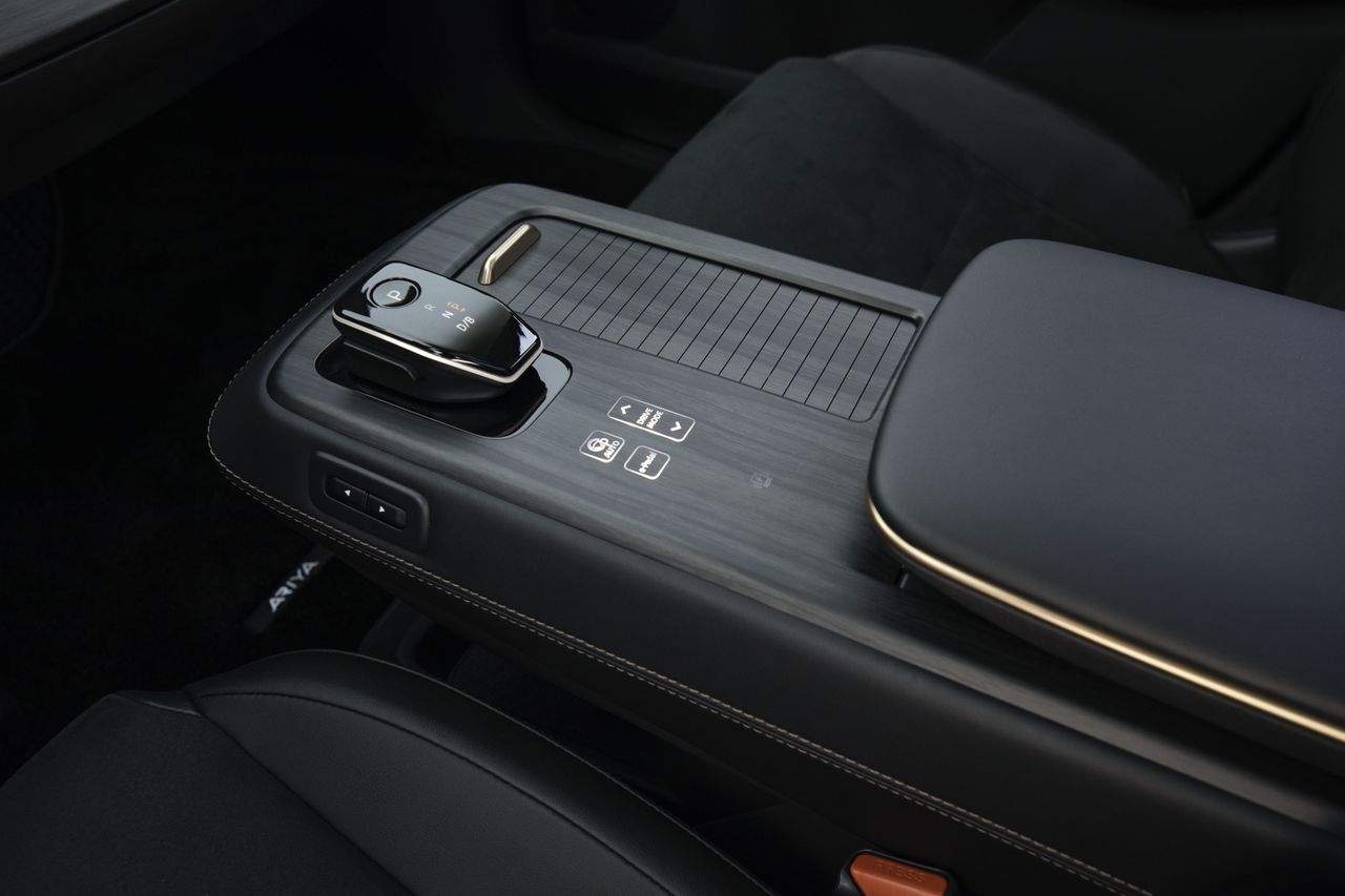 Nissan Ariya 2022 electric SUV &mdash; interior 3
