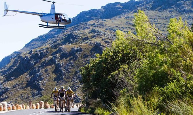 The leading Bulls teams make their way over Baine's Kloof Pass