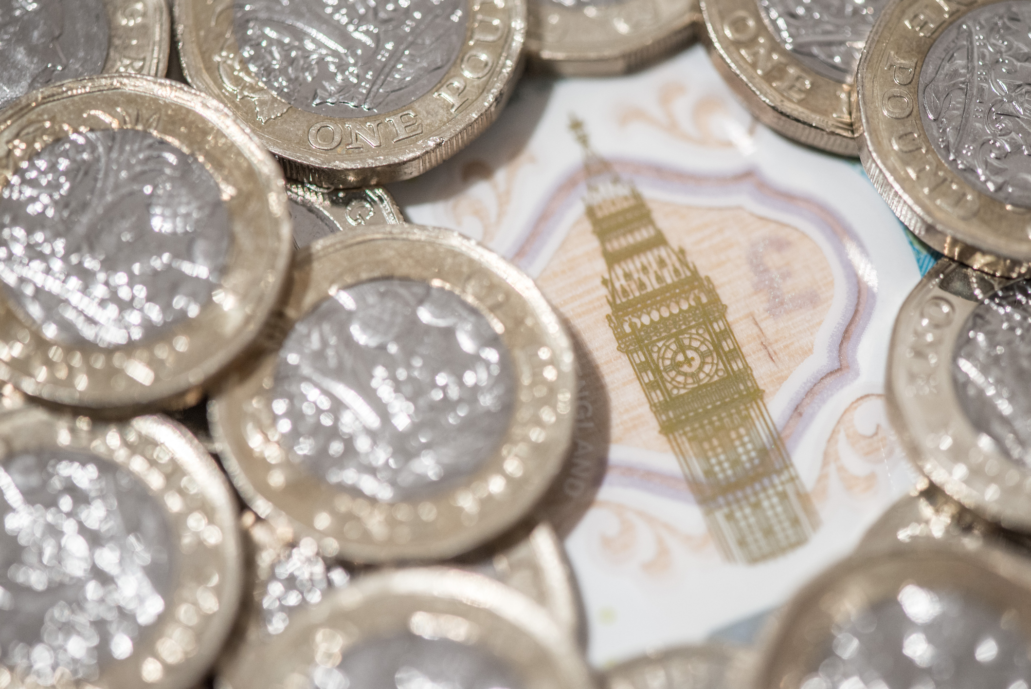 Pound coins surrounding image of Big Ben 