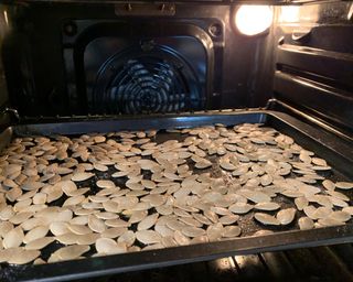 Roasting pumpkin seeds in an oven