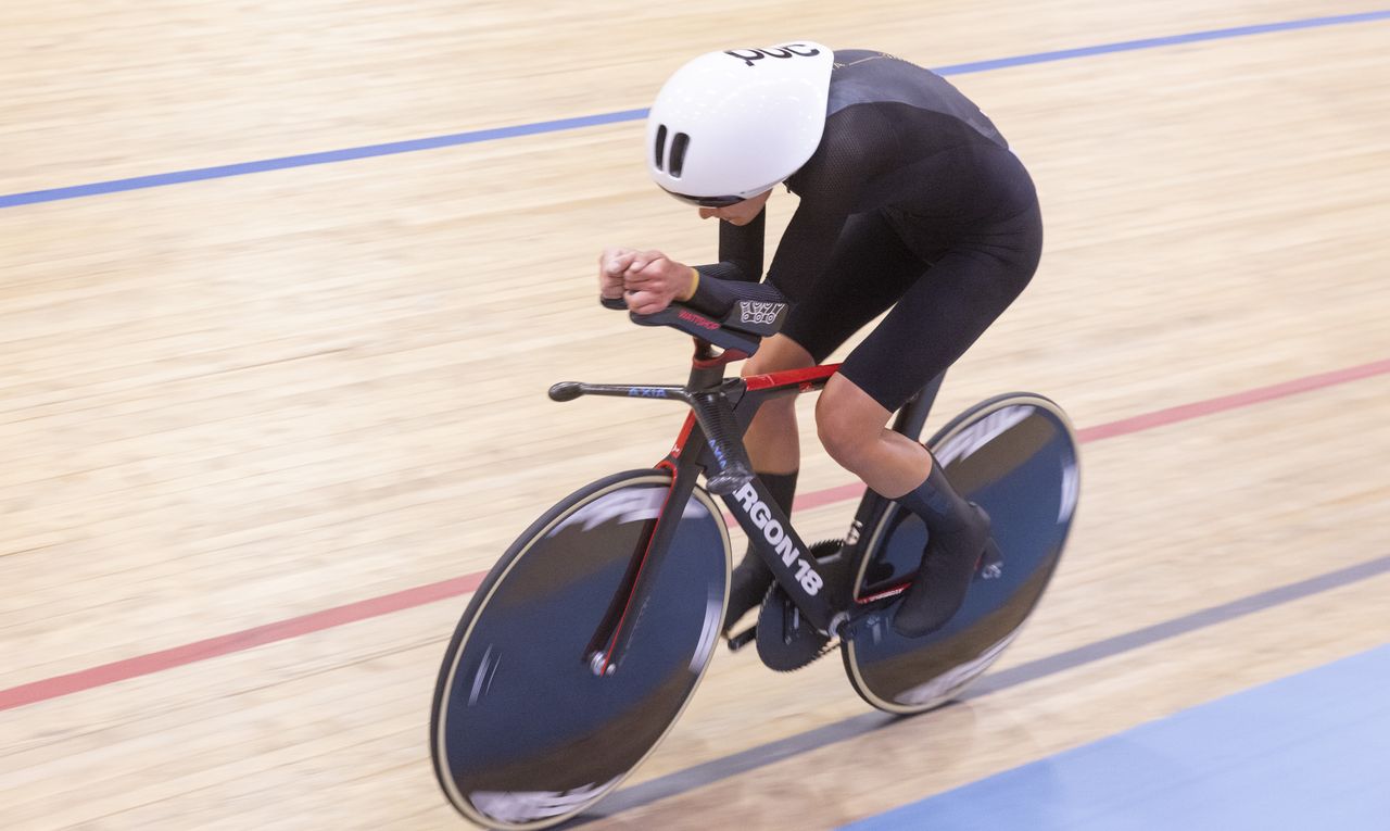 Joscelin Lowden sets new women's UCI Hour Record in 48.405km