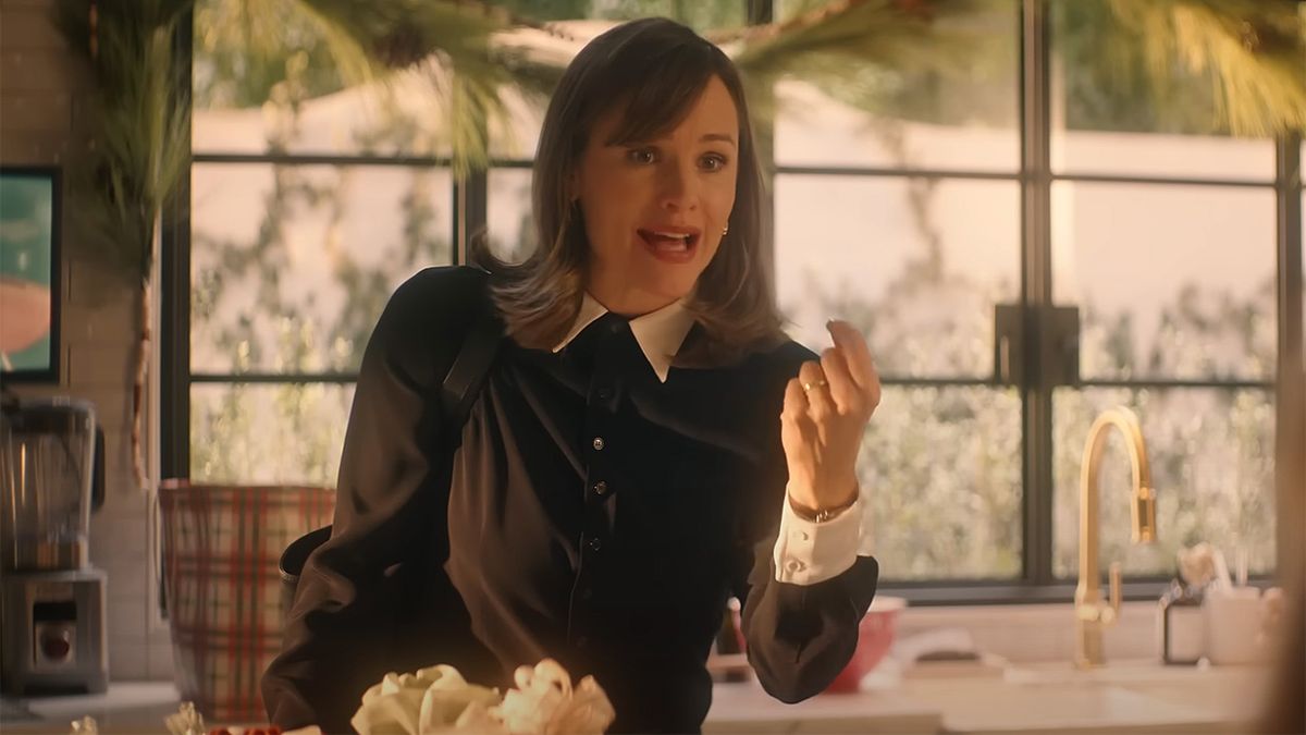 Jennifer Garner in a nice kitchen and nice clothes in Netflix&#039;s Family Switch.