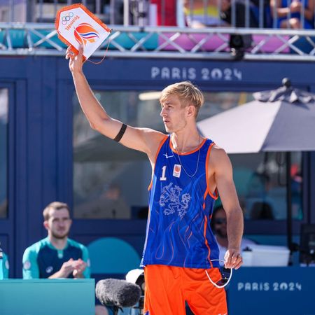 Paris, France. 28th July, 2024. PARIS, FRANCE - JULY 28: Steven van de Velde of the Netherlands competing in the Men's Preliminary Phase during Day 2 of Beach Volleybal - Olympic Games Paris 2024 at Eiffel Tower Stadium on July 28, 2024 in Paris, France. (Photo by Joris Verwijst/BSR Agency) Credit: BSR Agency/Alamy Live News