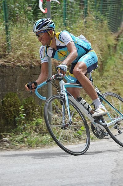 Contador chases back on after crashing.