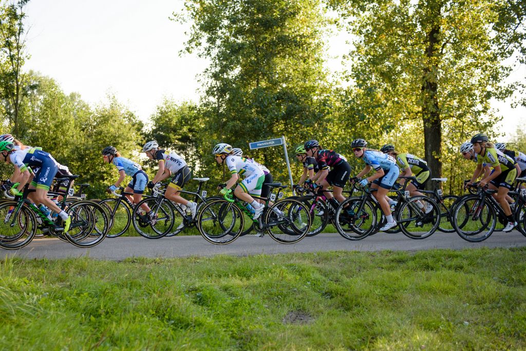 Amanda Spratt sitting in the middle of the peloton