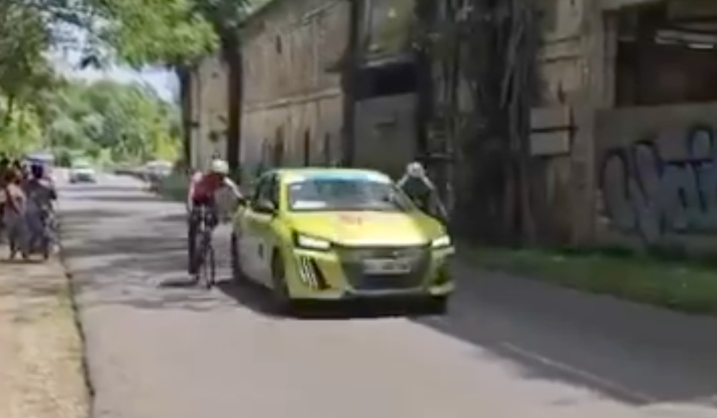 Due ciclisti aggrappati alla vettura d'assistenza durante una gara, squalificati per comportamento irregolare