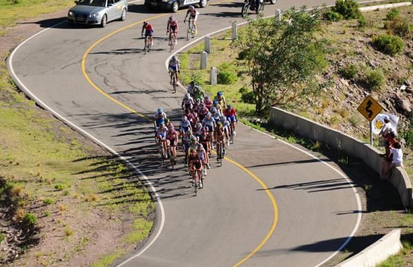 The race begins to splinter on the final climb