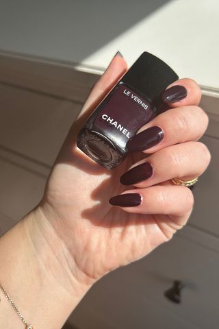 Color de uñas Chanel Le Vernis Longwear en la muestra 141 Oiseau De Nuit