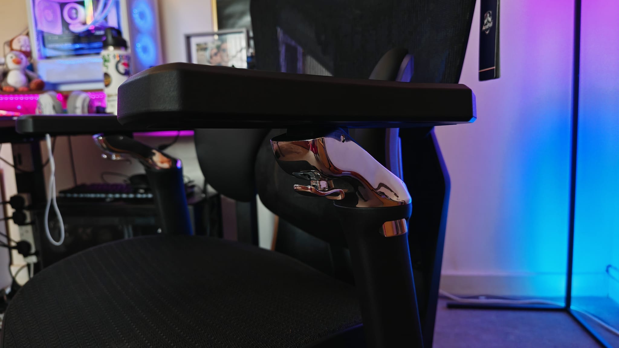 One of the armrests of the AutoFull G7