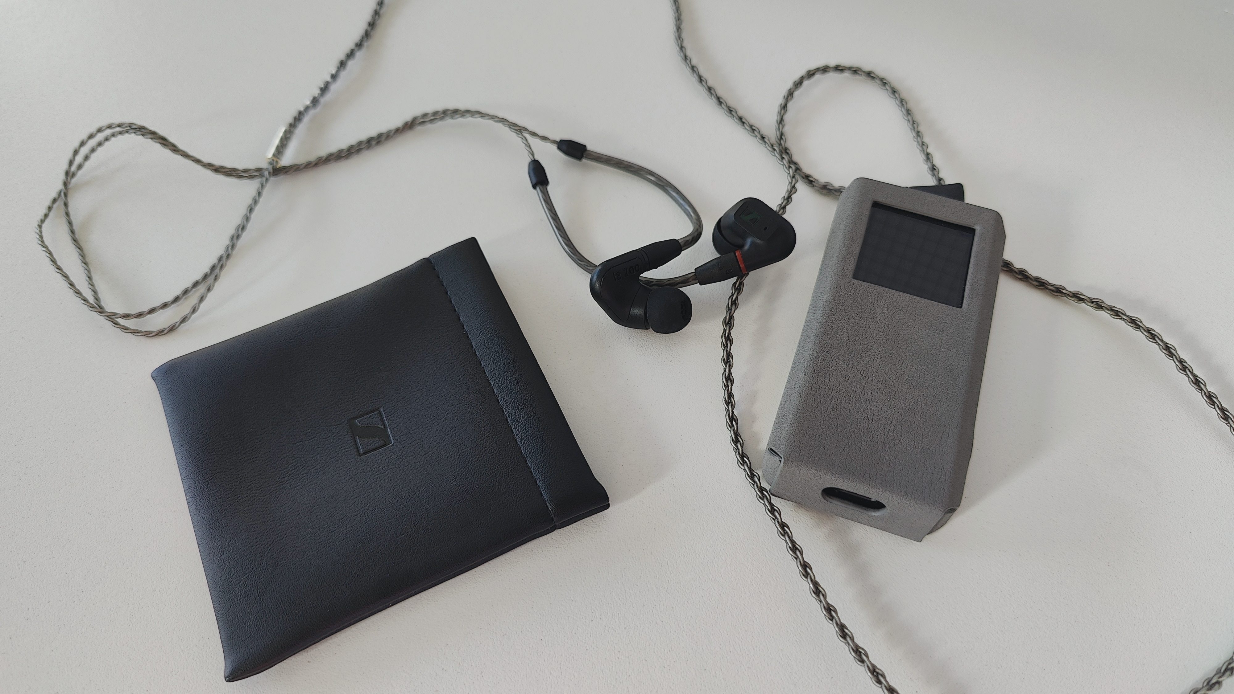 Sennheiser IE 200 ved siden af Fiio BTR7