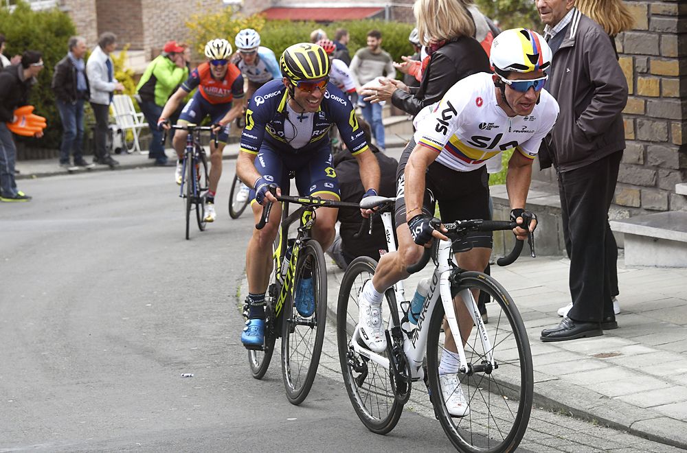 Sergio Henao (Sky) attacks