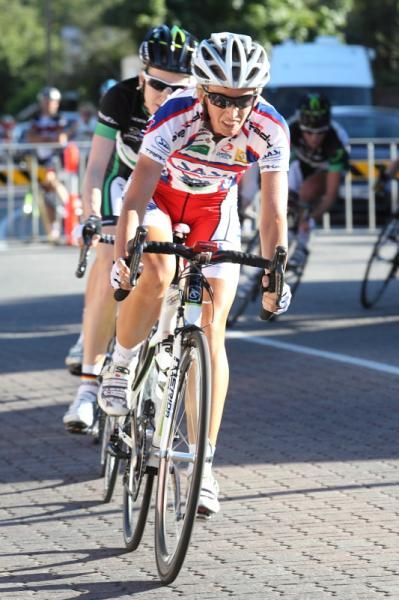 Taryn Heather (SASI) raised the pace of the peloton to chase Gunnewijk. She was marked by Arndt.