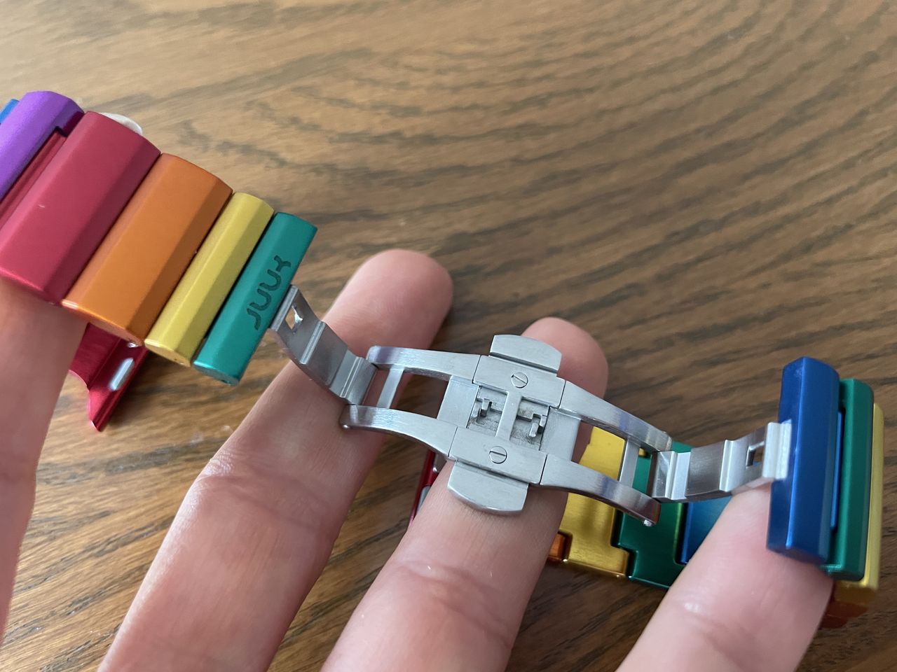 Juuk Ligero Apple Watch Band Lifestyle Close Up Butterfly Clasp