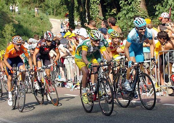 Floyd Landis (Phonak) struggles on the Cauberg