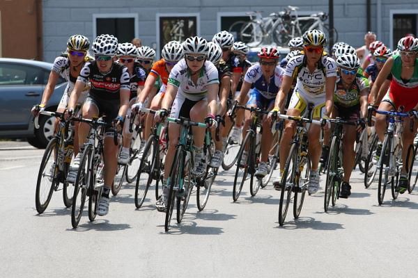 The bunch is just about to catch Viktoriya Vologdina (Usc Chirio Forno D'Asolo).