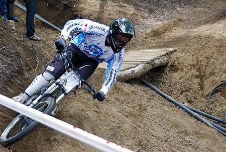 Racing downhill at the finale of the Copa Chile downhill