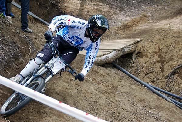Racing downhill at the finale of the Copa Chile downhill