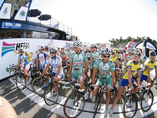 The Junior women are about to start their 77.9km road race championship.