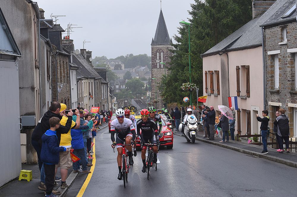 The breakaway in action during stage 2.