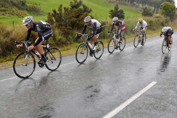 The break maintains a slender lead as the race approaches the Blackmount Hill