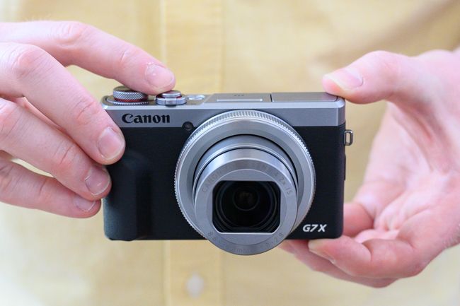 Powershot G7 X in the hand