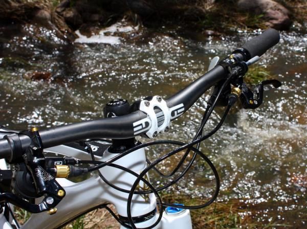 The Edge Composites carbon riser bars proved to be very stiff in spite of their ample width and paltry weight