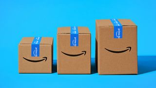Amazon-kartonger mot en blå bakgrund.