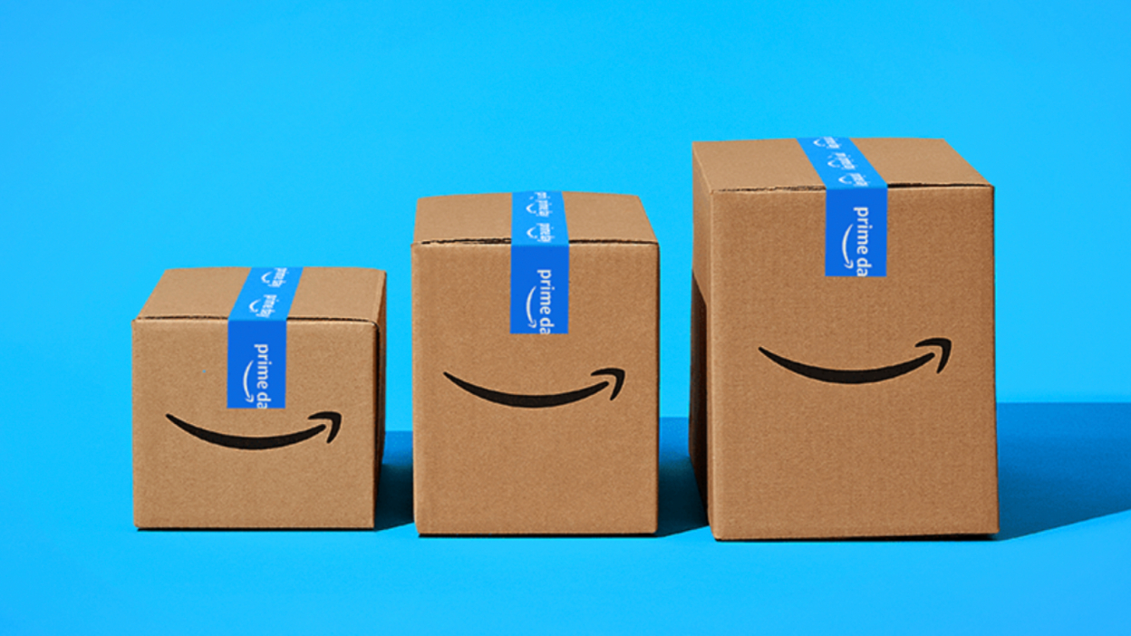 Коробки Amazon на синем фоне