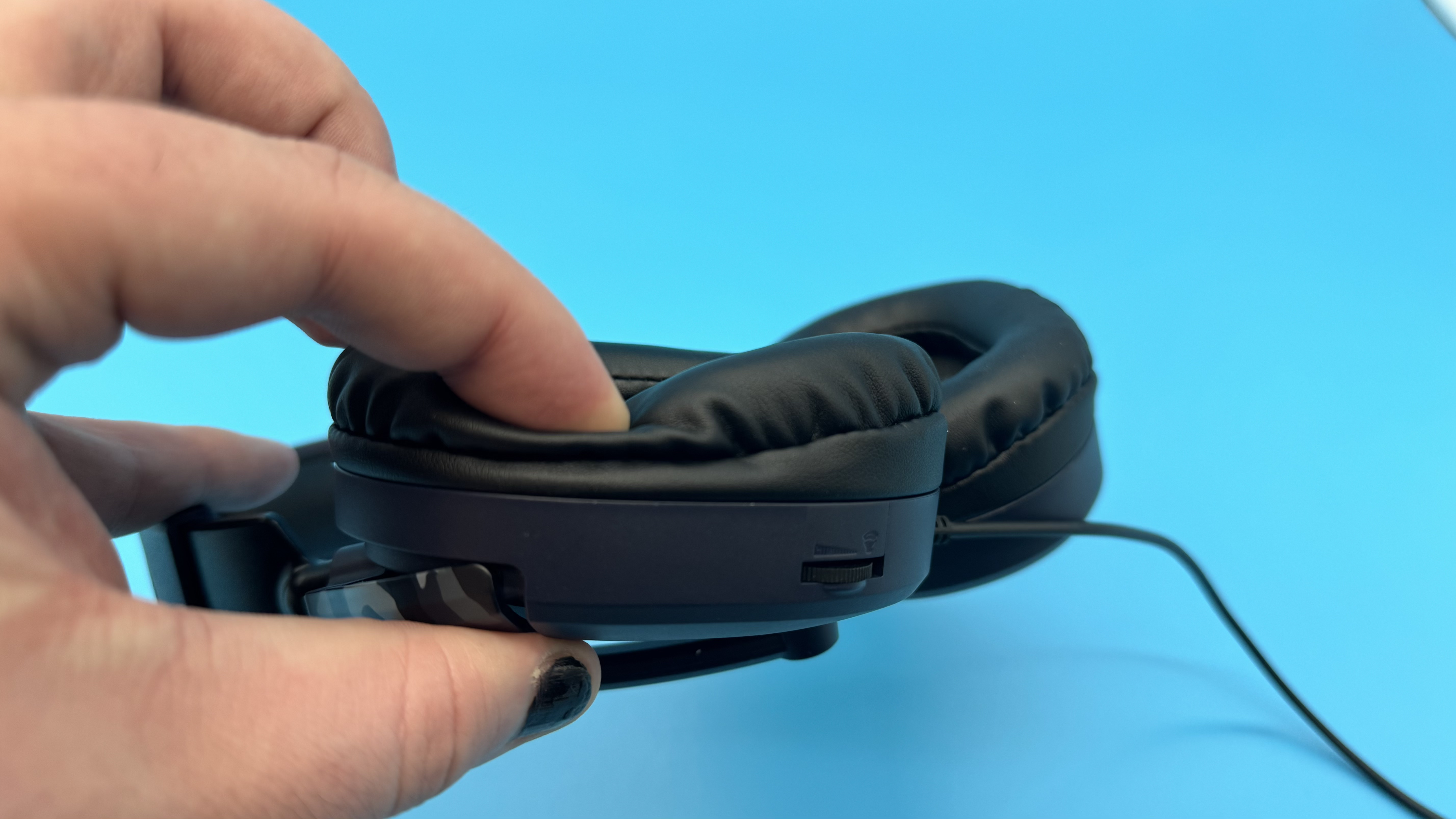 Turtle Beach Recon 70 gaming headset on a blue background