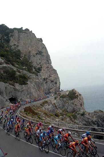 The peloton rides the coast road on its way to San Remo