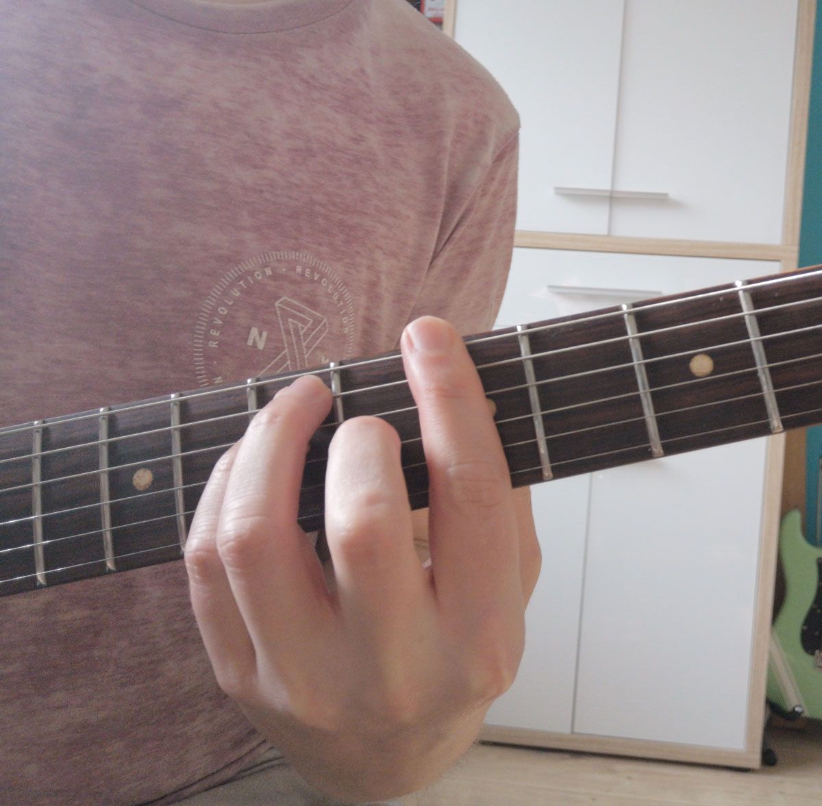 How to play an A chord on guitar: A major barre
