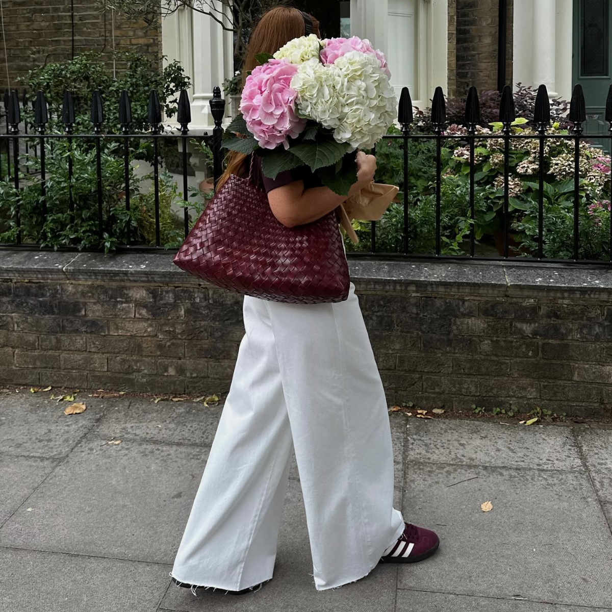 Spring trainers and jeans outfits