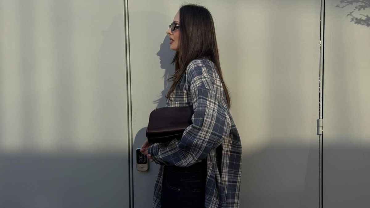 Fact: Every Cool Girl Will Pair Trendy Jeans With These 3 Specific Bags in 2026