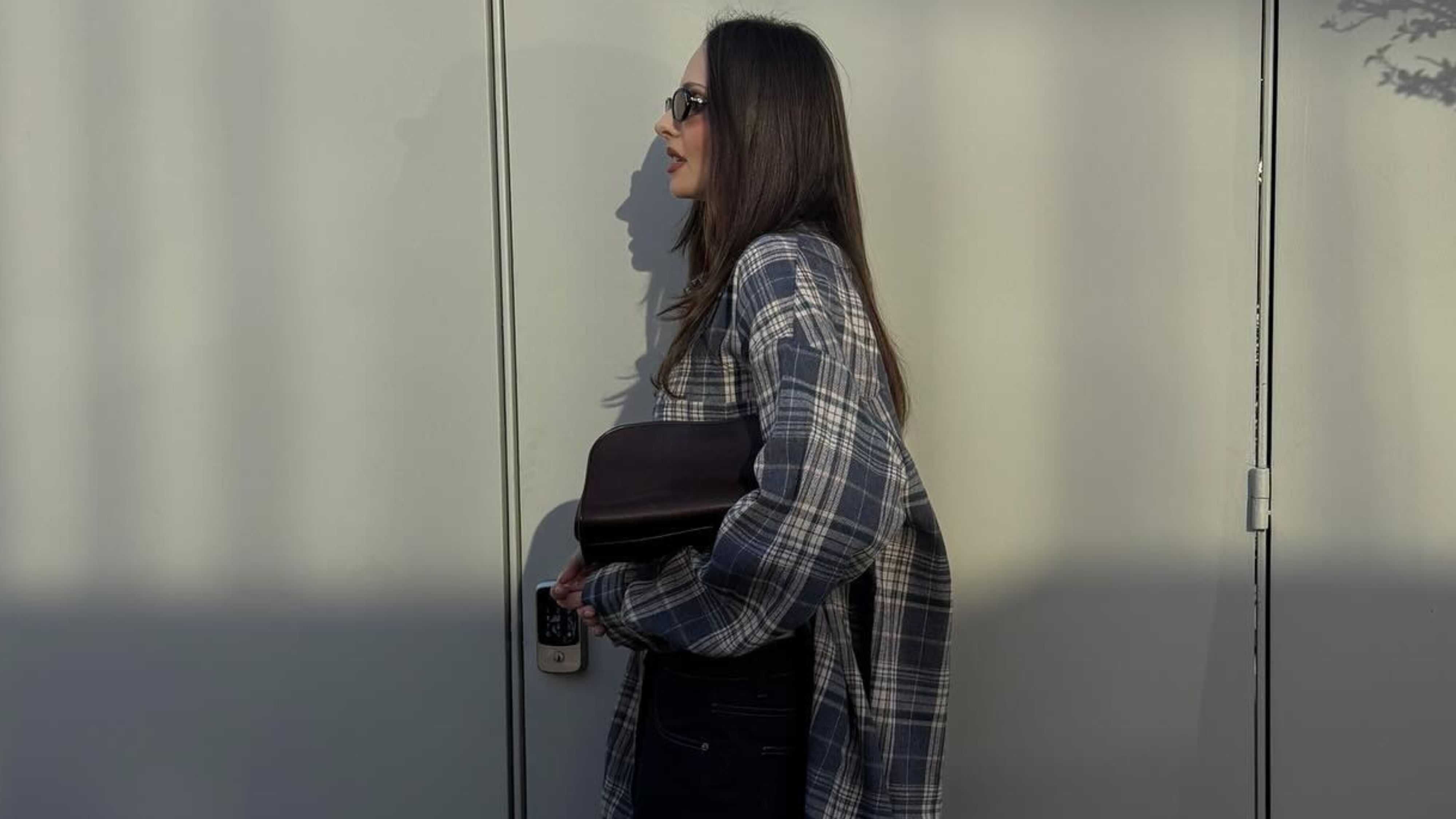 @piamance carrying one of the bags to wear with popular denim trends.