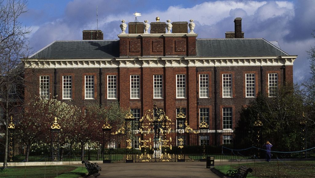 Where did princess diana live while married to charles woman home