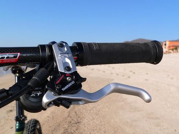The new Servo Wave hydraulic brake lever includes adjustable lever throw as well as a tool-free reach adjuster.