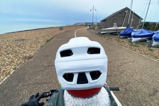 El niño pequeño se sentó en un asiento de escopeta para niños con papá viajando por un entorno frente al mar.