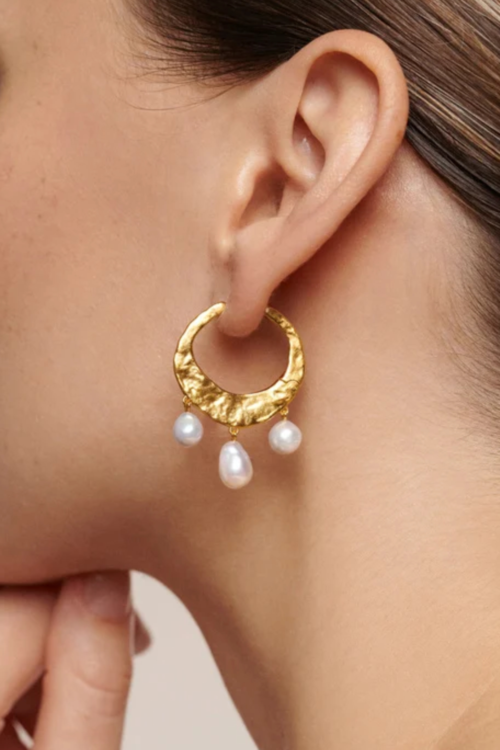 Capri Baroque Pearl Medium Hoop Earrings