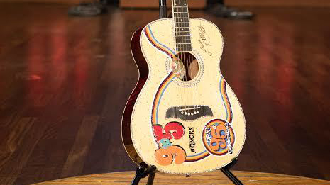 Dolly PArton is auctioning a "9 to 5" Oscar Schmidt acoustic