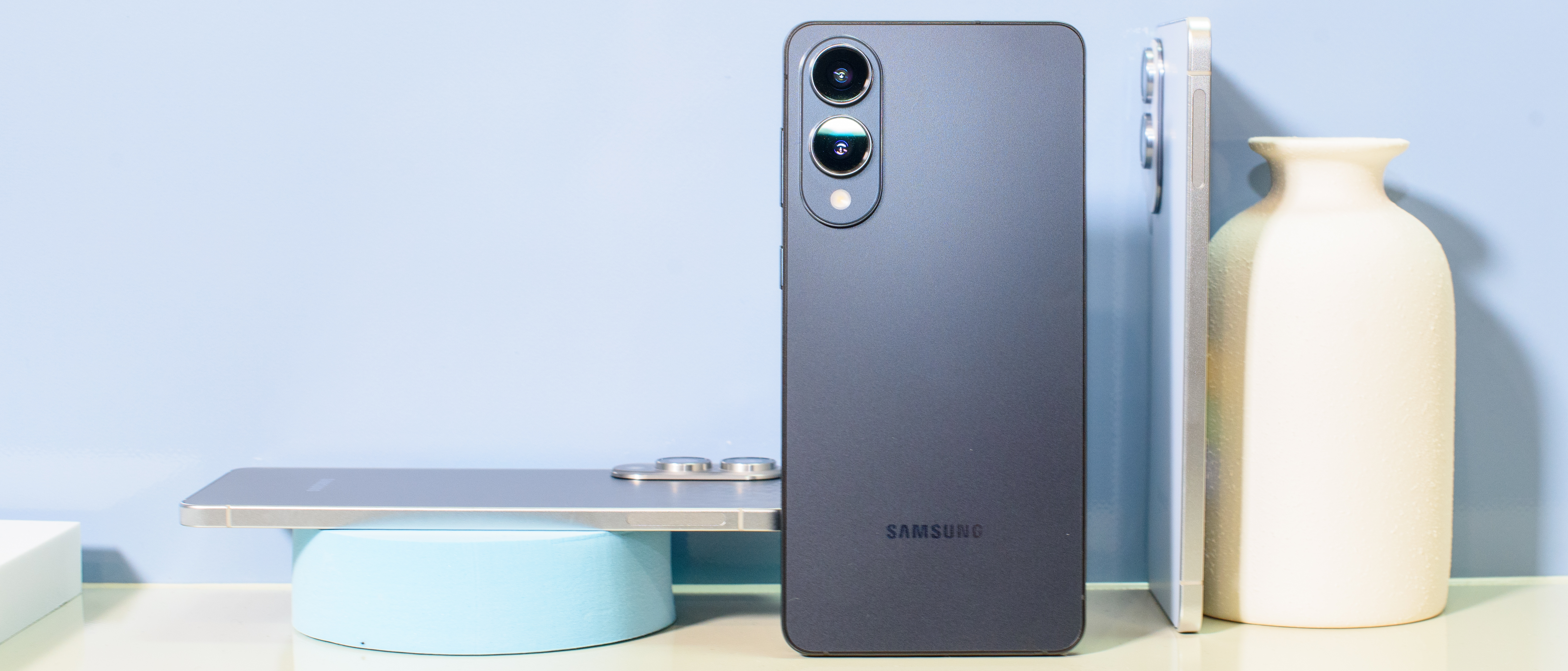 Samsung Galaxy S25 Edge in black, blue, and silver