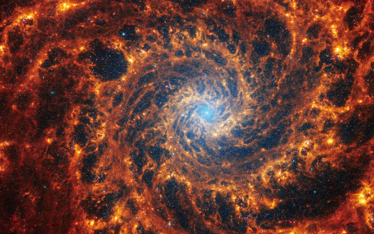 Los brazos espirales de NGC 628, situado a 32 millones de años luz en la constelación de Piscis, provocan proyecciones de gas y polvo.