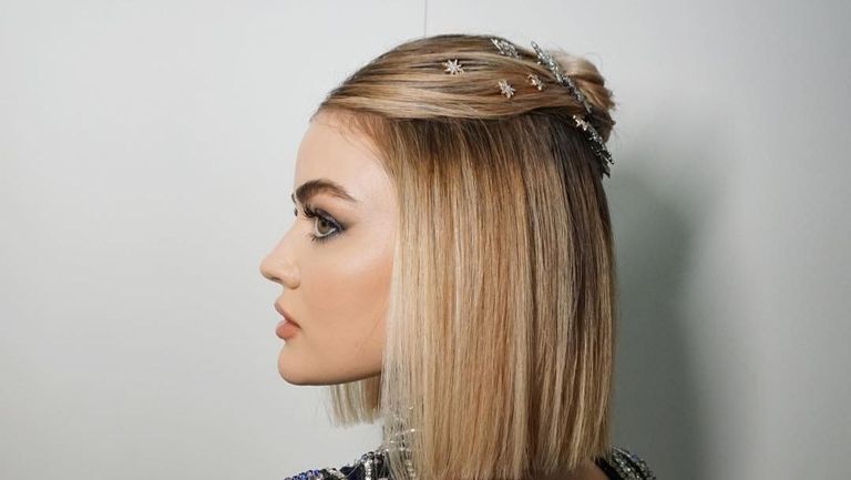 Hair, Blond, Hairstyle, Beauty, Fashion, Long hair, Lip, Headpiece, Hair accessory, Model,
