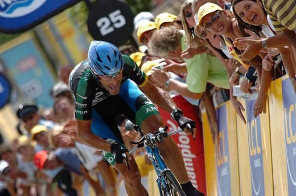 George Hincapie gives it his all on the tough final 25m