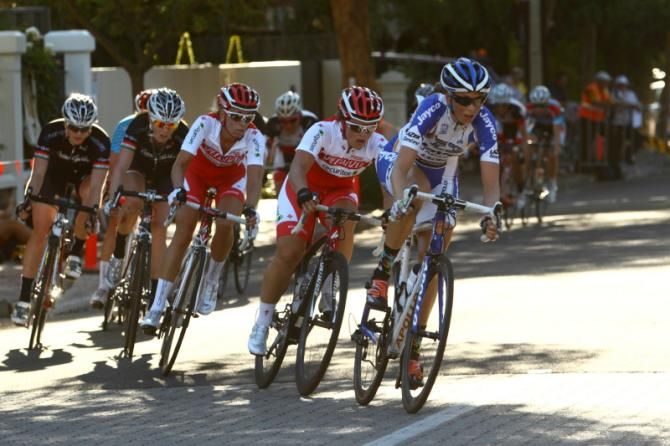 Jo Hogan (Team Jayco-VIS) started a chase to the leaders