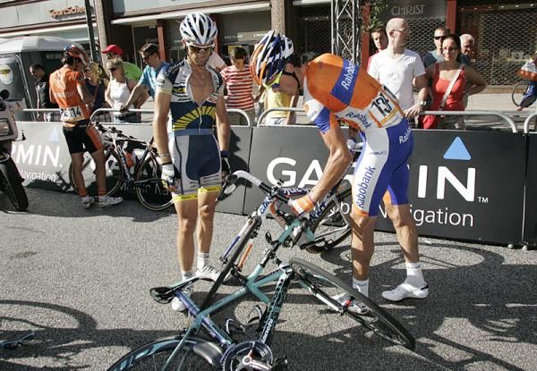 Luis Leon Sanchez (Rabobank) and Marco Marcato (Vacansoleil - DCM) untangle bikes