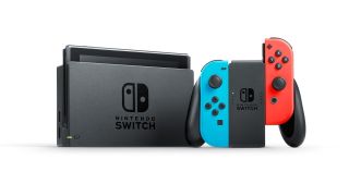 Nintendo Switch sekä Joy-Con-ohjaimet valkoisella pohjalla